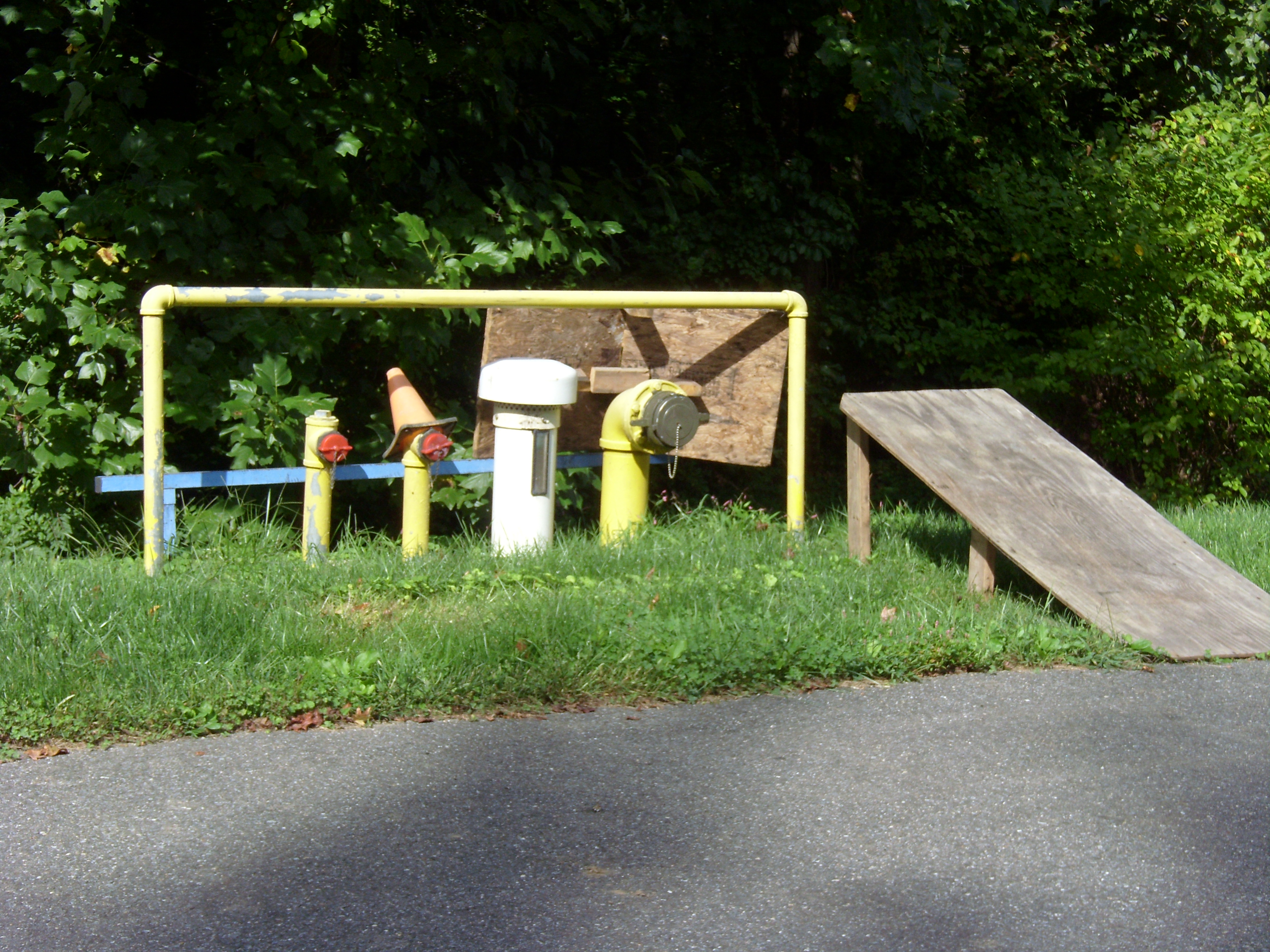 UNDERGROUND TANK WITH OBSTRUCTIONS