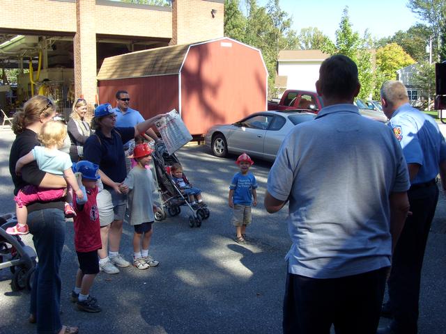 More riders waiting to board E-13 for a fun ride at the 2010 Open House